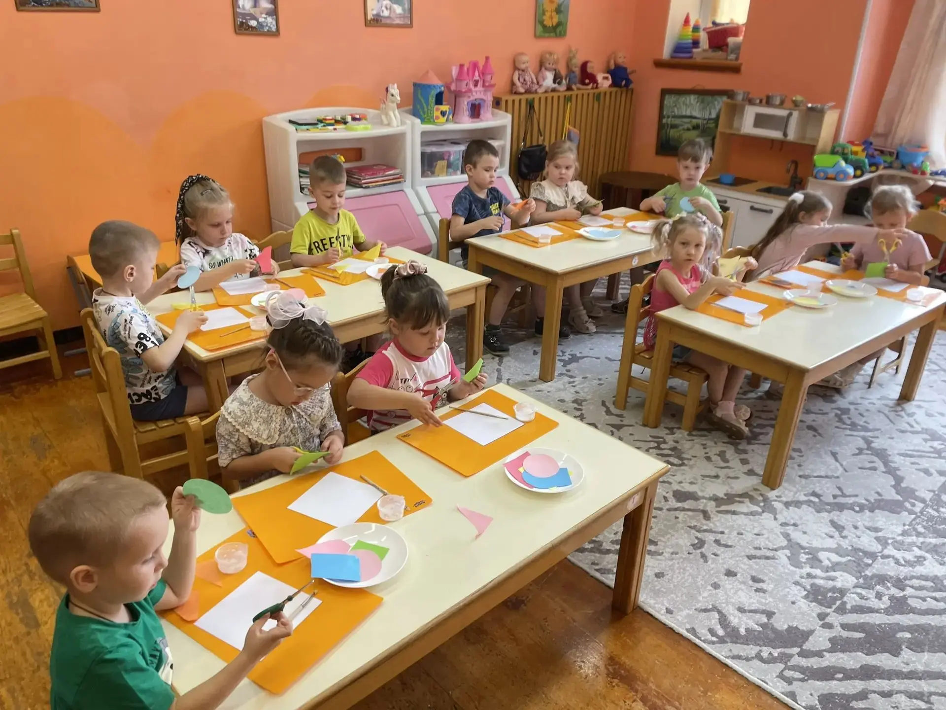 🧩 В средней группе, корпус "Подсолнушек"🌻 , ребята вырезали фигуры: из квадратов — тр...