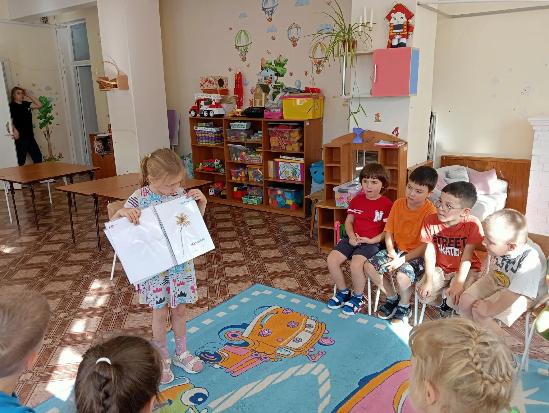 Ребята группы "Пчелка"  вместе со своими мамами, папами, бабушками и дедушками приняли ...