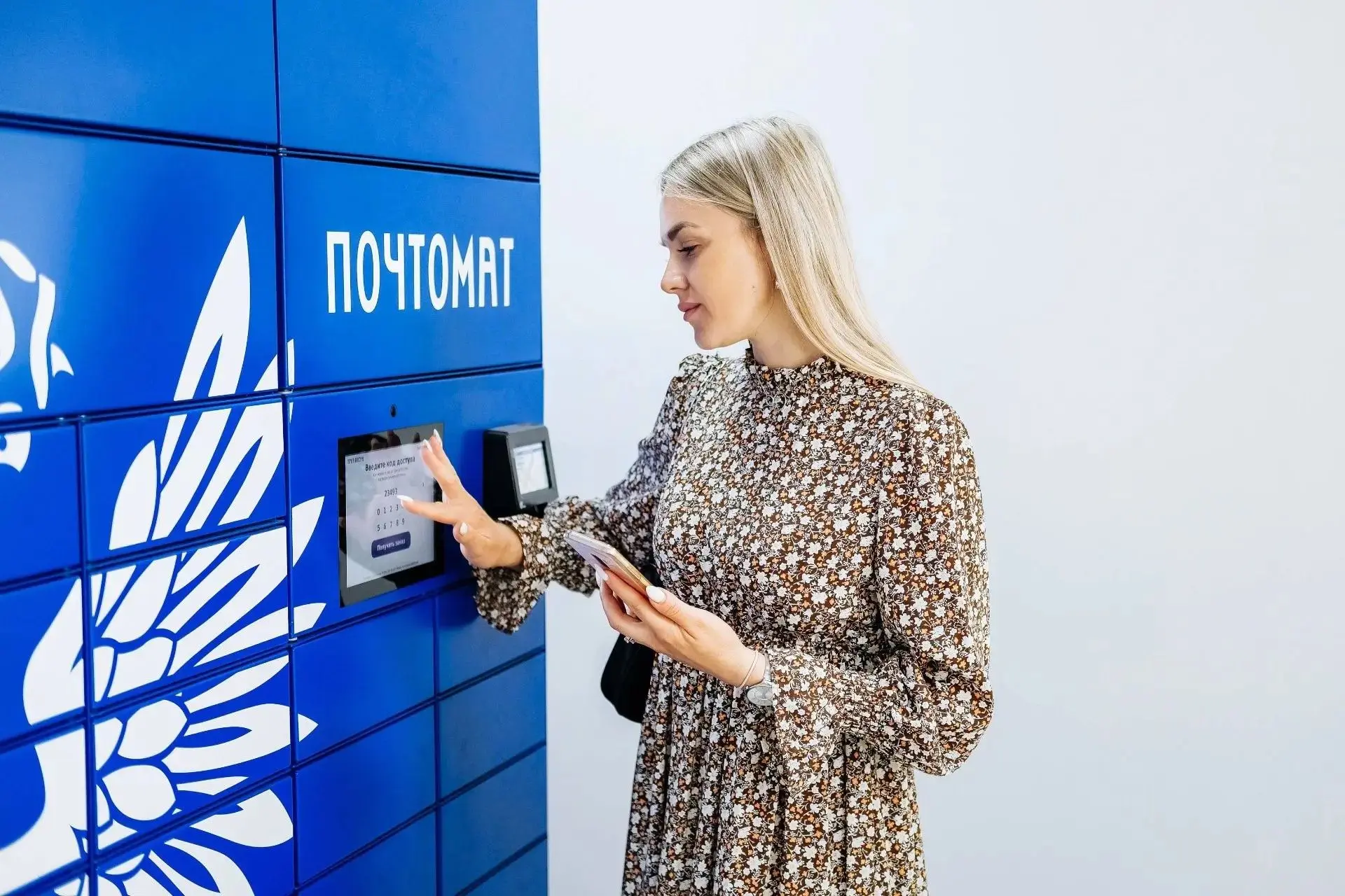 В почтоматах омских отделений Почты России теперь можно забрать письма от госавтоинспек...