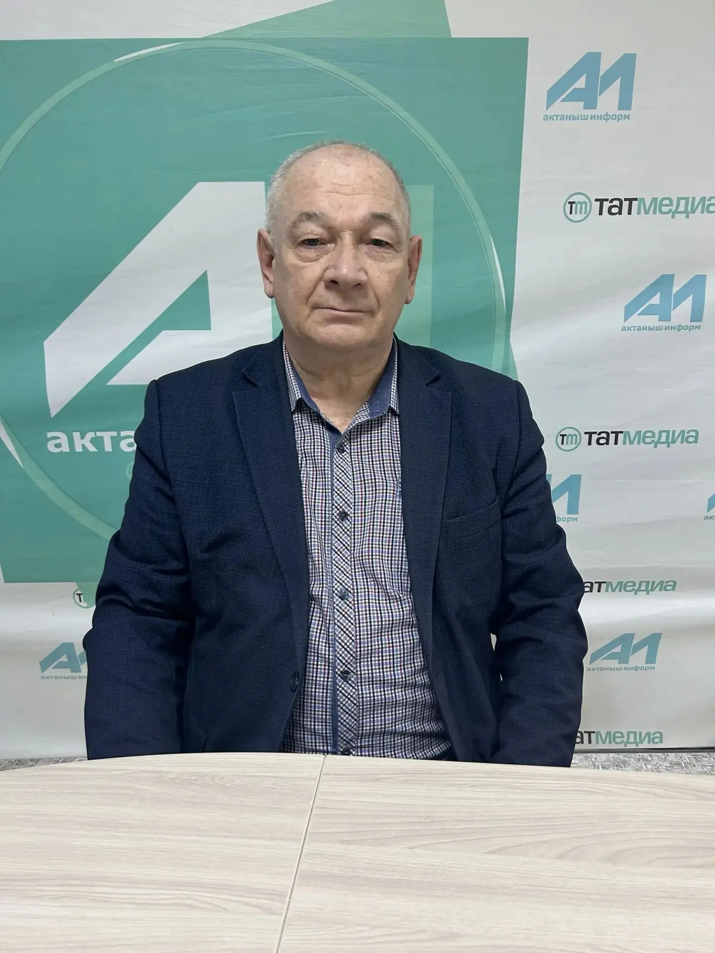 Поздравление начальника ГБУ «Актанышское РГВО» Ф. А. Абдрахманова  с Днём Учителя:
