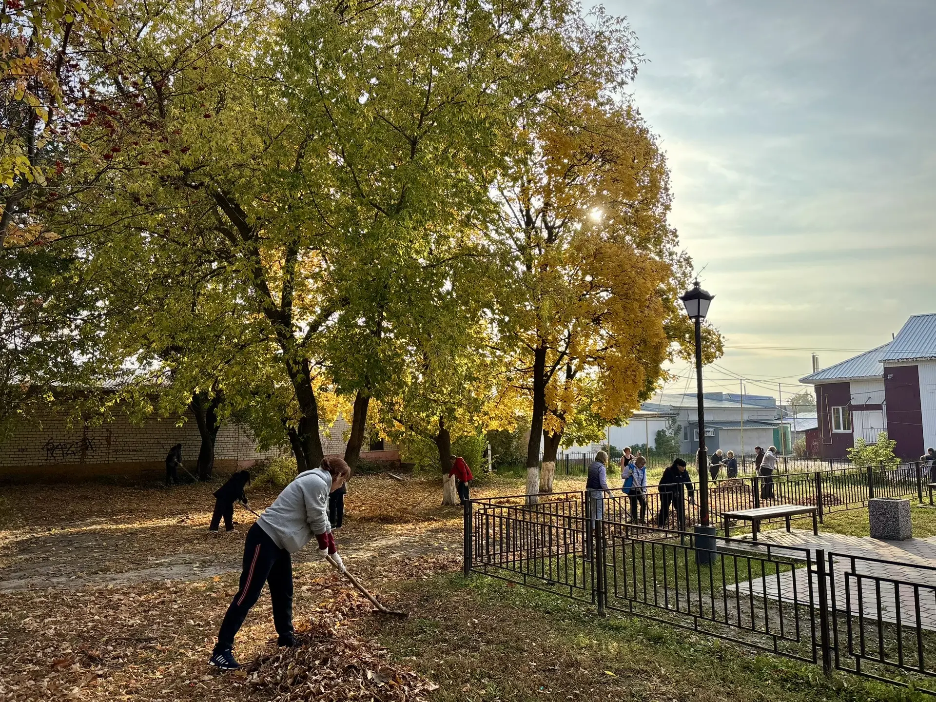 🧹🍁Коллектив администрации района присоединился к сегодняшнему субботнику