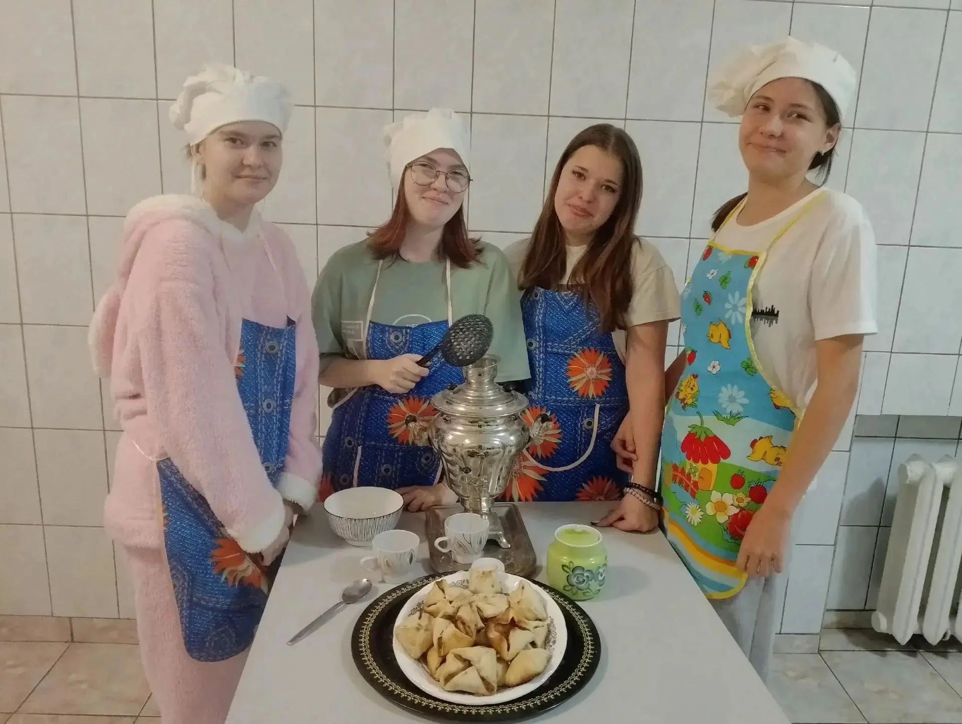 Мастер-класс по пирожкам: аромат горячего теста в нашем общежитии! 🥐