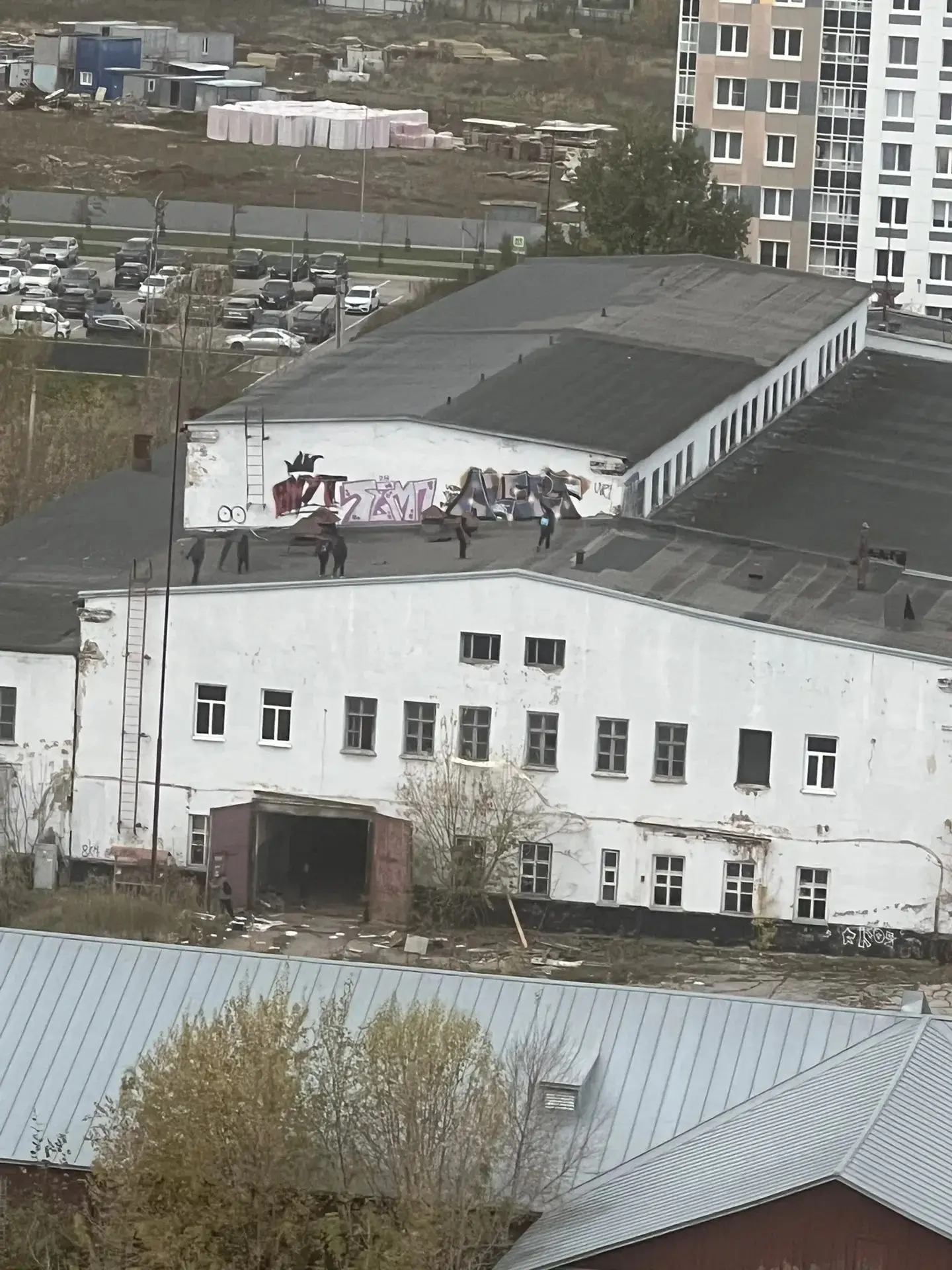 В Перми дети забрались на крышу у казарм