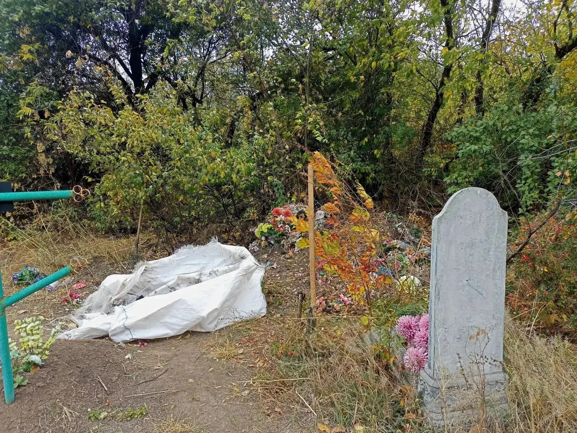 В Ровеньках продолжаются работы по санитарной очистке городских кладбищ