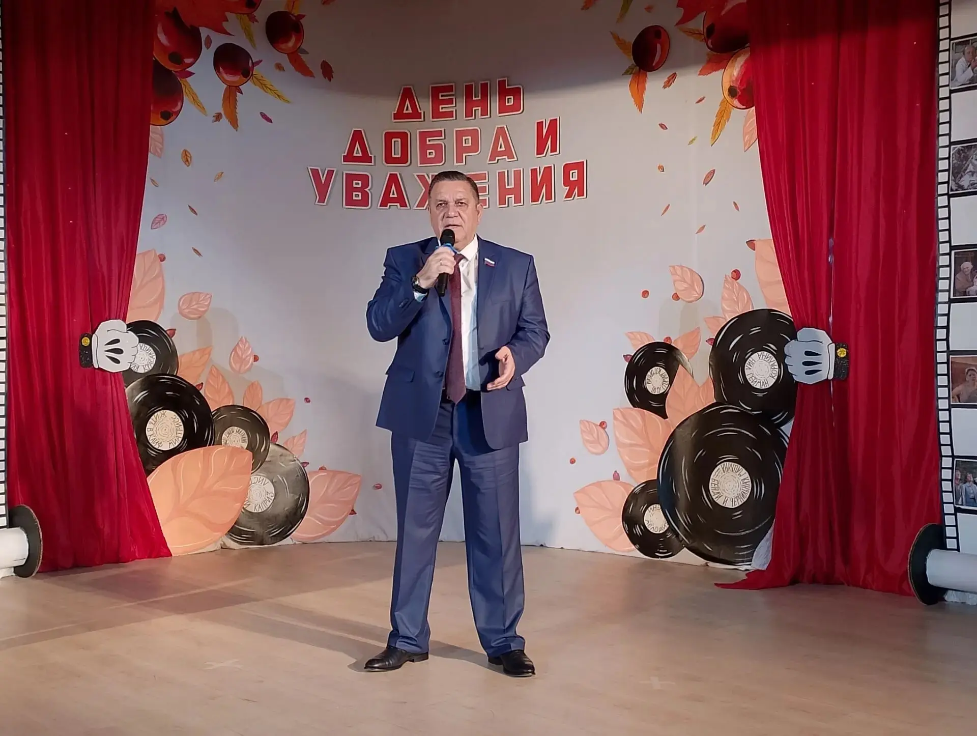 Главный депутат Петропавловска и немного вокалист спел песенку в честь Дня пожилого чел...
