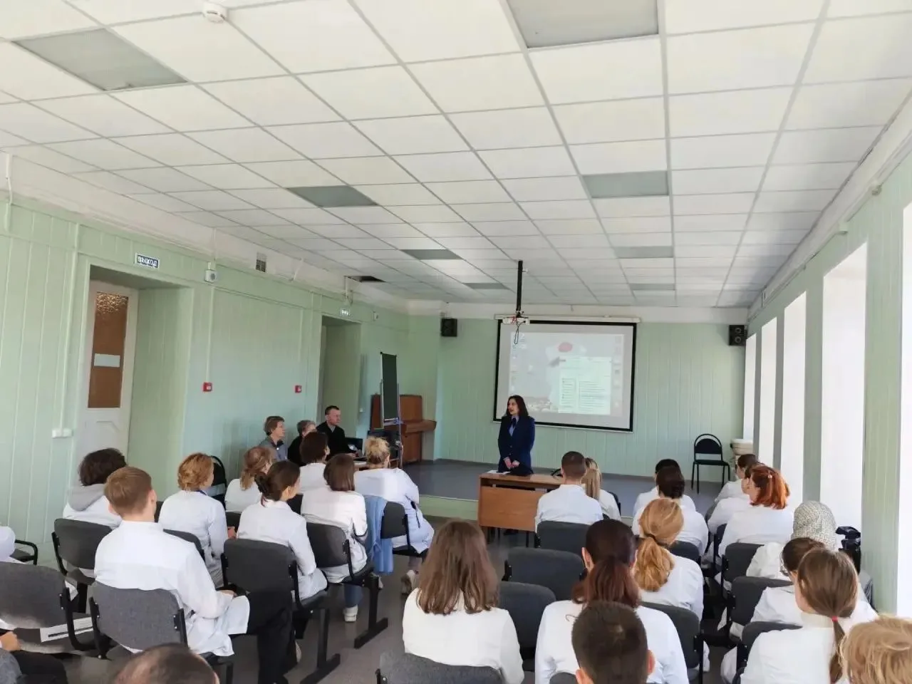 ♦В Александрове помощник городского прокурора Анастасия Ульяновская рассказала студента...