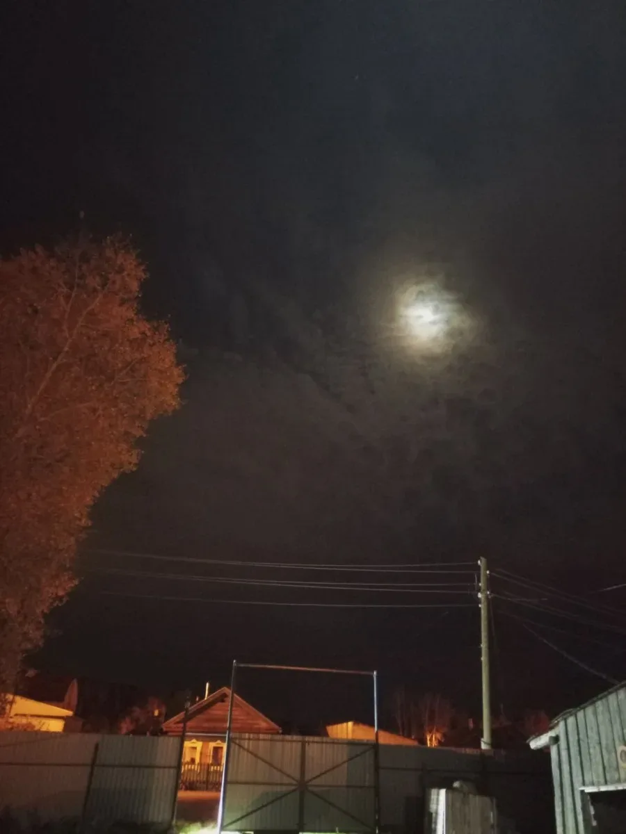 Луна над двором
