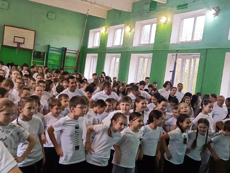 Футбол, разминка и главное — объятия: в школе № 36 отметили День отца