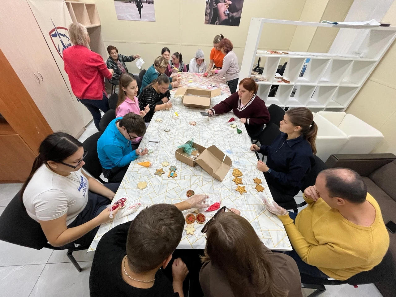 В Штабе общественной поддержки прошёл мастер-класс по росписи пряников