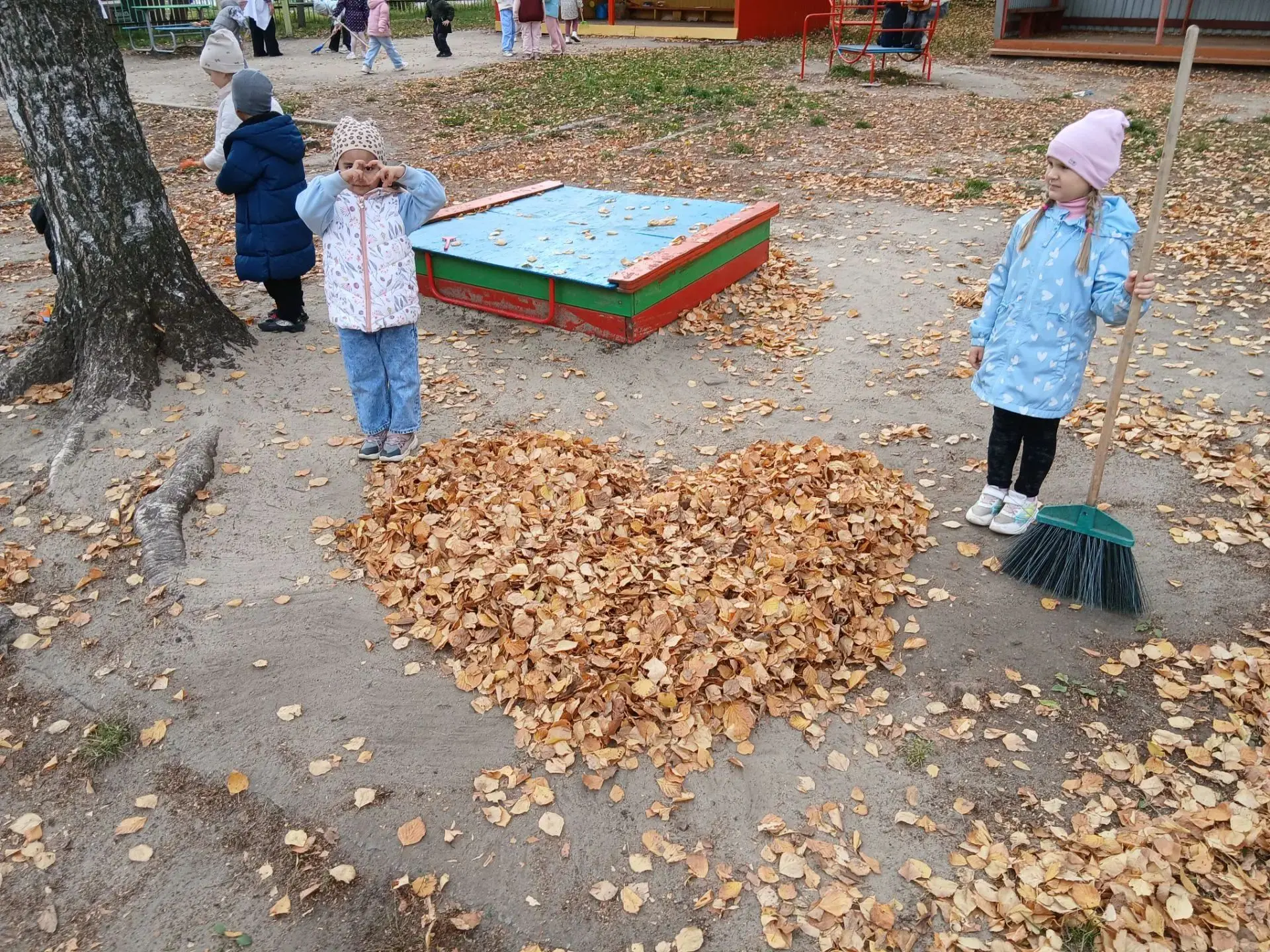 🍂☀️В рамках осеннего месячника по благоустройству на прогулке у воспитанников прошел н...