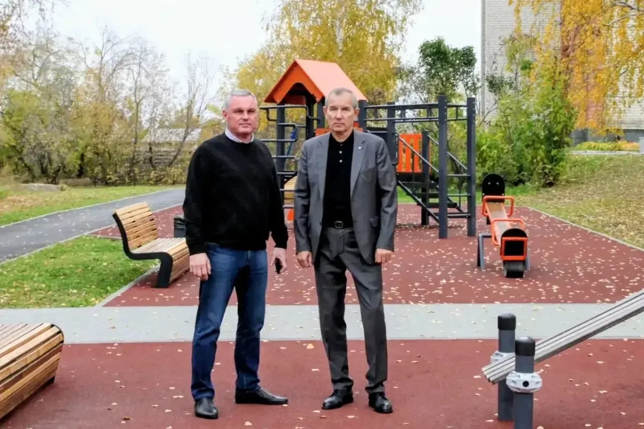 Руководитель администрации района Евгений Петров и секретарь Советского МО «Единой Росс...