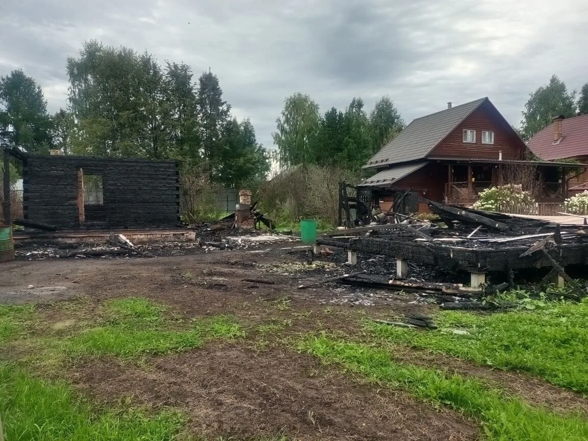 Разобрали сгоревшие постройки и увезли остатки на полигон