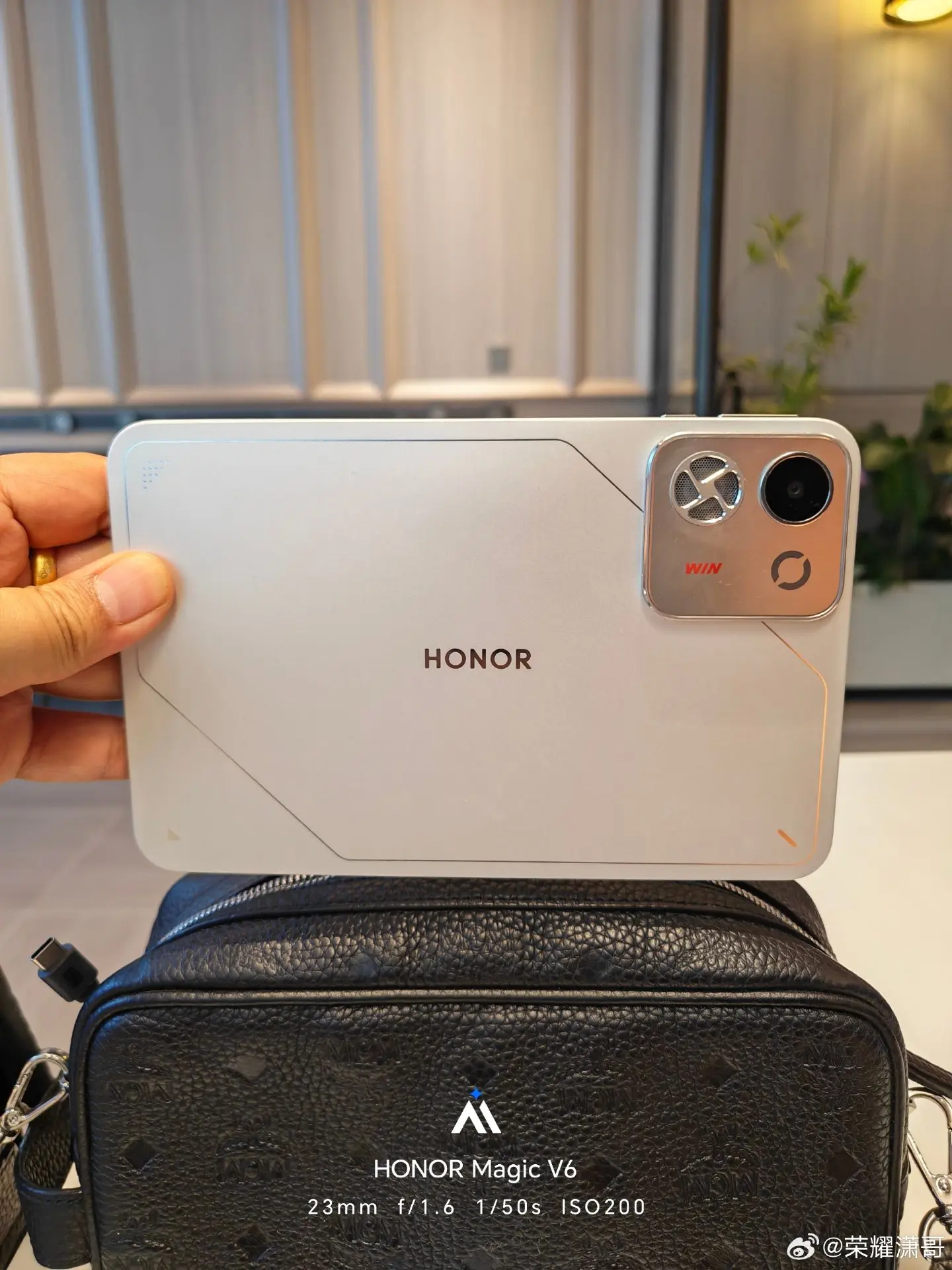 Топ-менеджер Honor показал игровой планшет WIN вживую