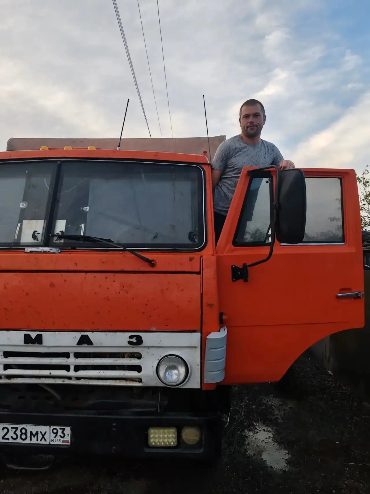 Слипуха Максим, учащийся 1 «Б» класса, участвует в онлайн- флешмобе «Папина профессия».