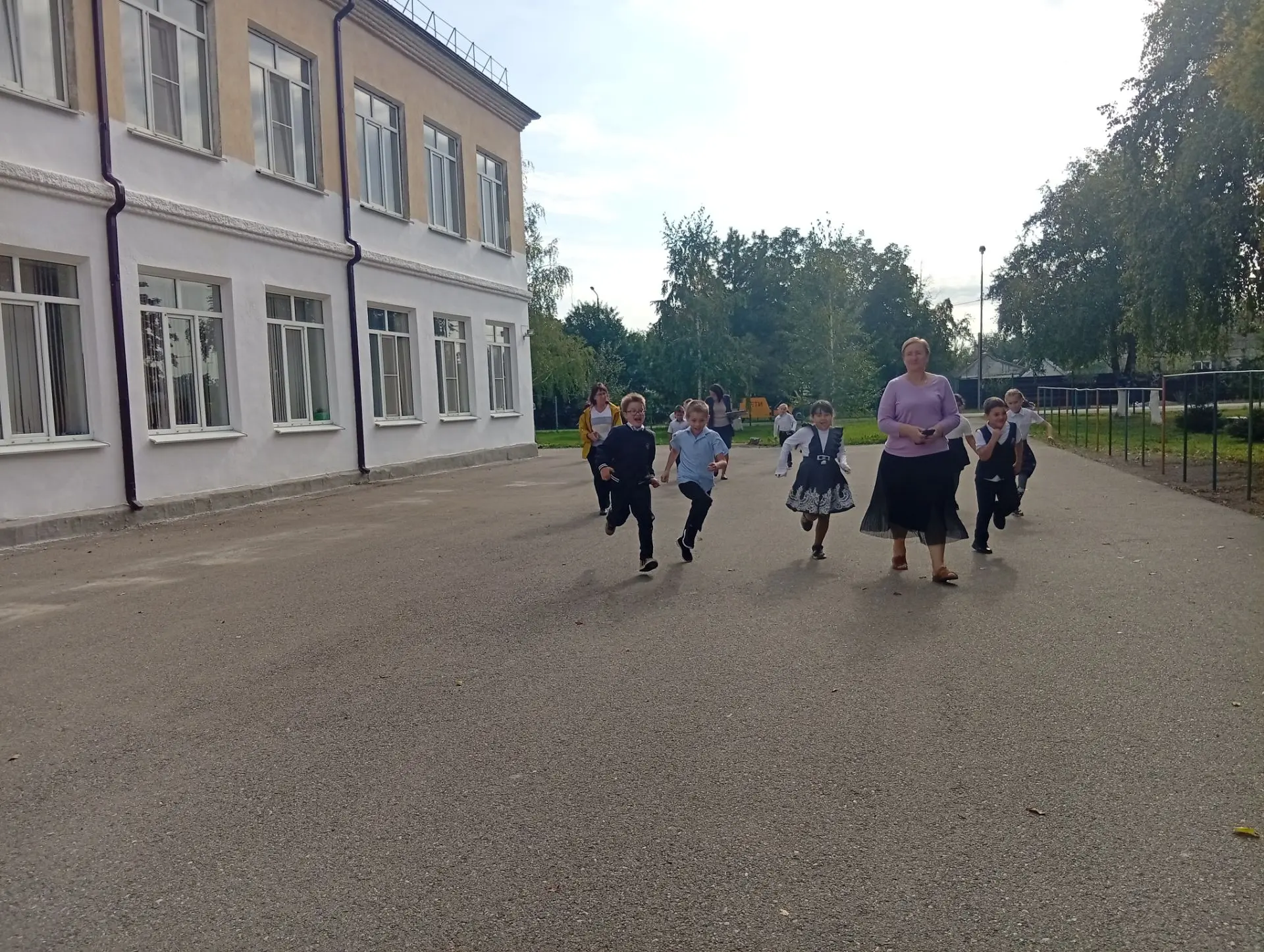 В нашей школе состоялась учебная тренировка по защите детей и персонала от чрезвычайных...
