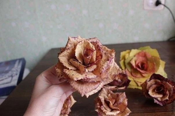 Роза из осенних листьев 🌹