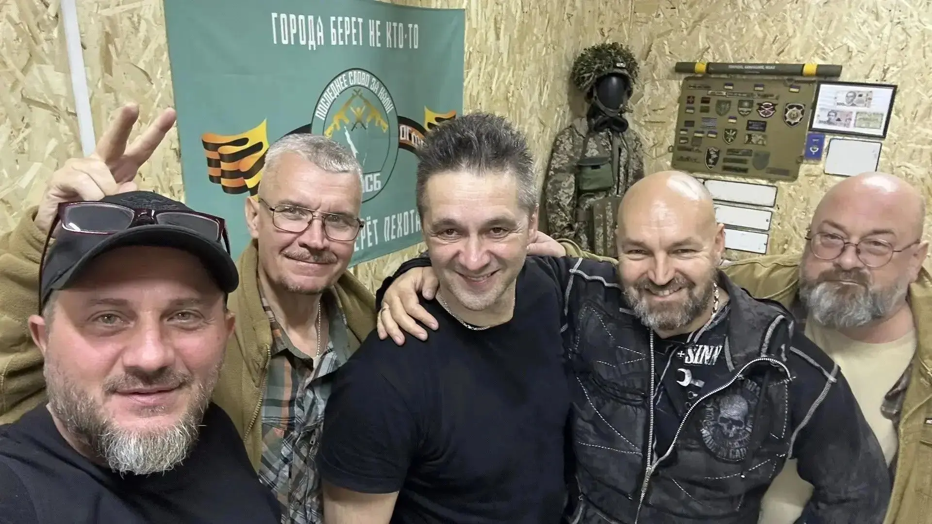 Вместе со съëмочной группой "Без рсйдеров и гонораров" выступили для бойцов 68-го гвард...