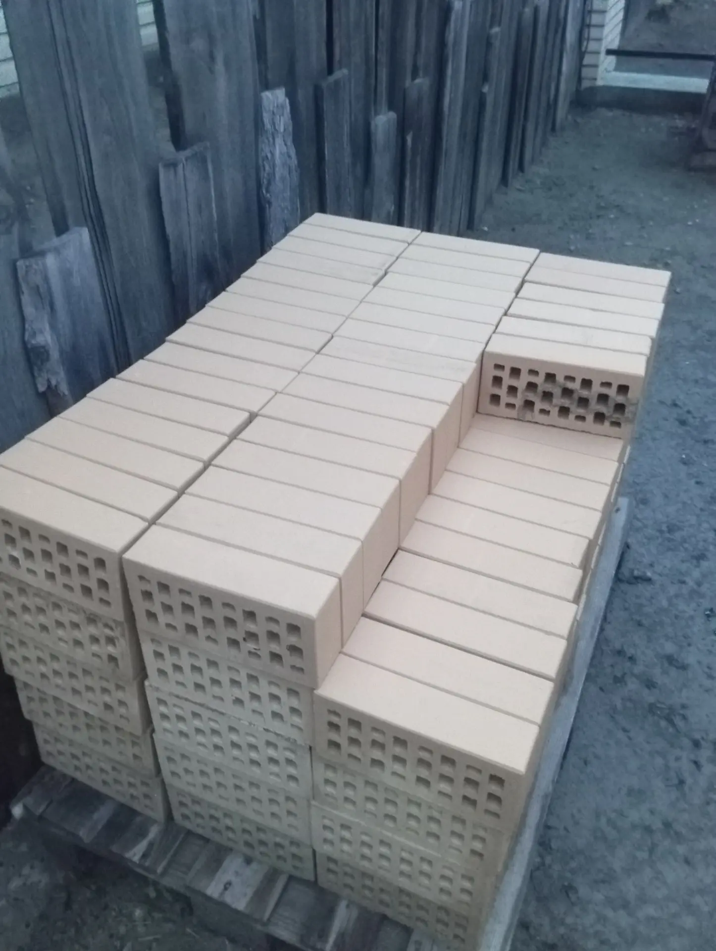Продам остатки облицовочного кирпича 89001349201 есть 200+ шт