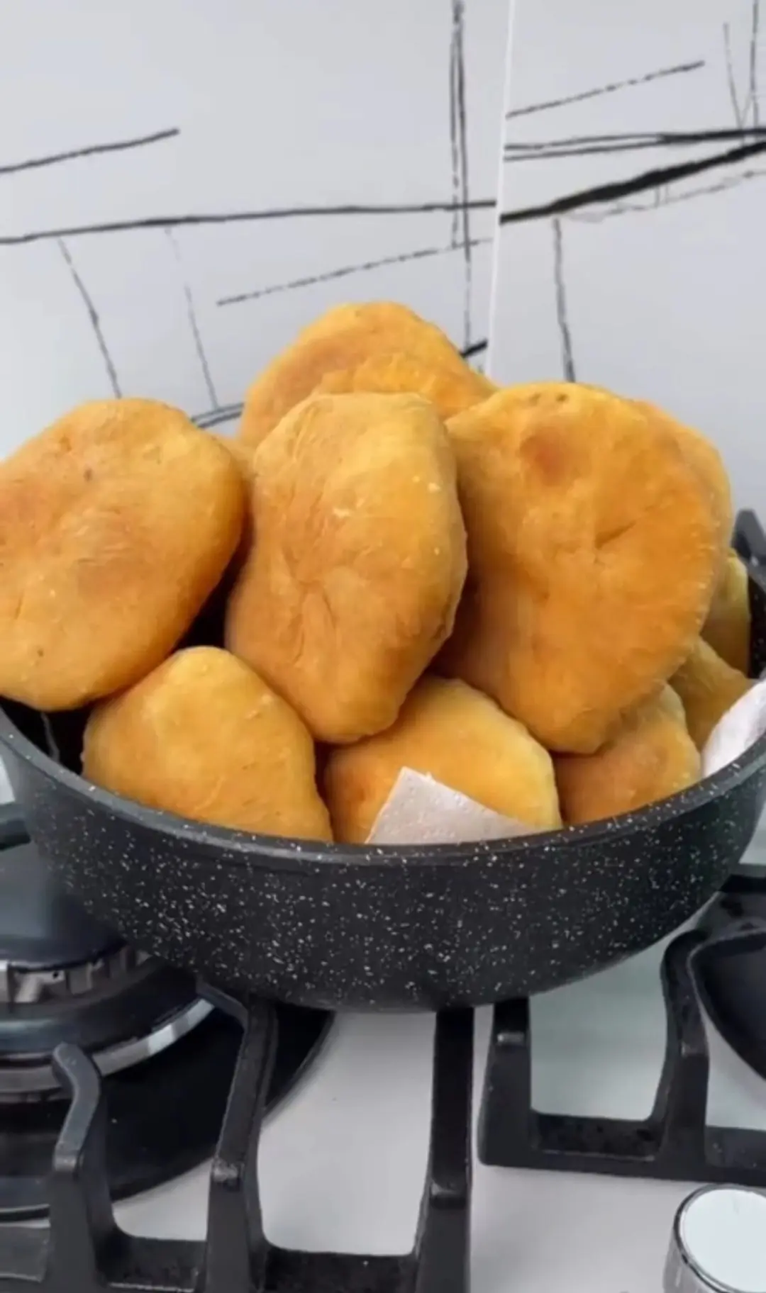 ​Домашние беляши с нежной начинкой из мясного фарша и лука, обжаренные до идеальной зол...