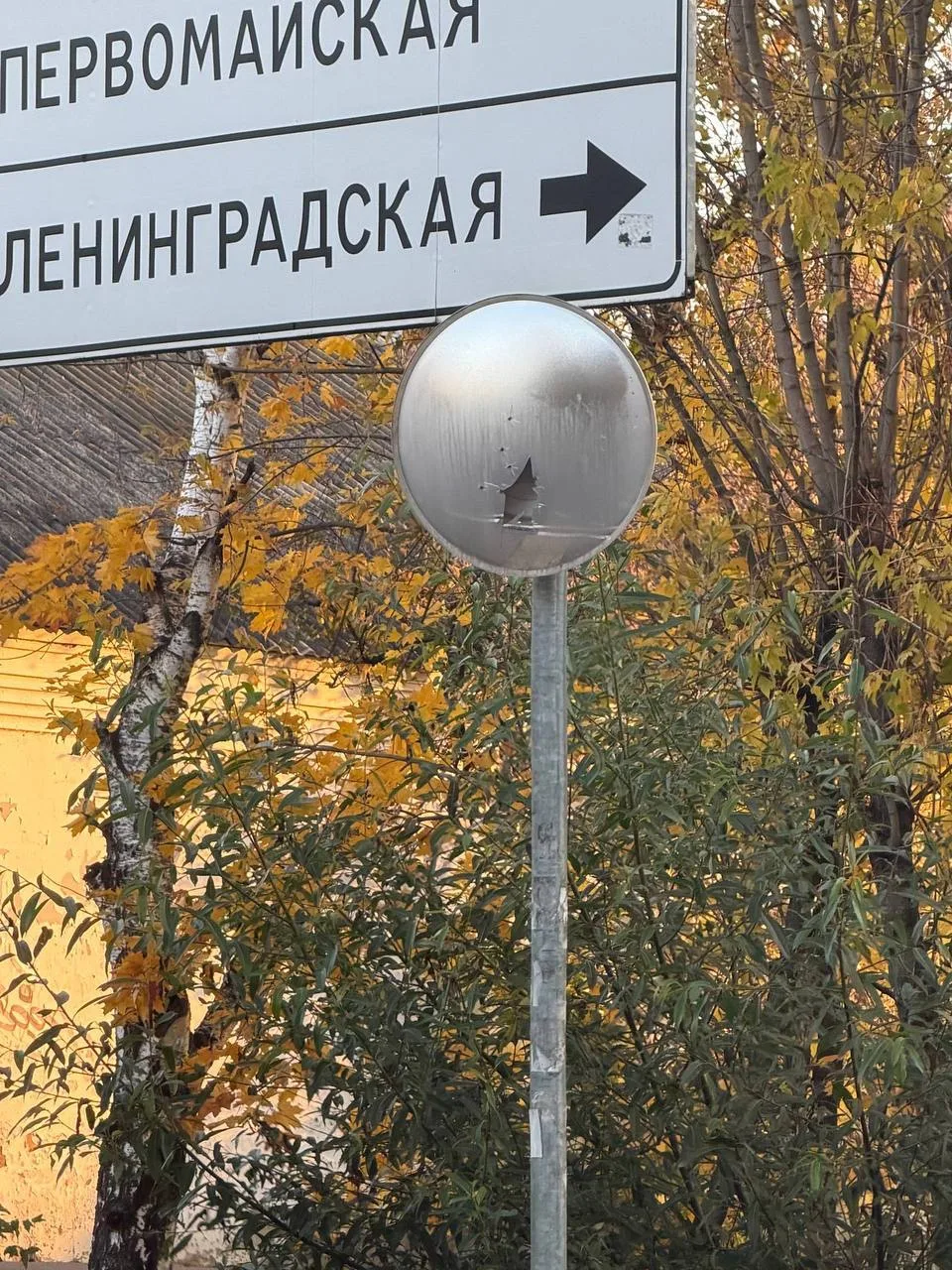 От соседки: опасный выезд в Хлебниково — шумозащитный экран закрывает обзор дороги