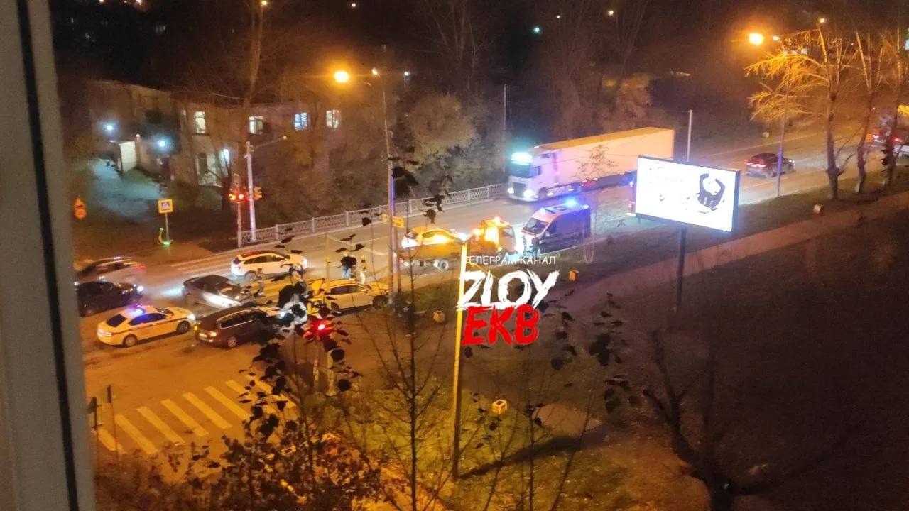 Перекресток Войкова/Шефская, авария.