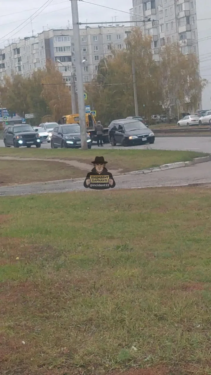 На Павловском тракте произошла авария с автомобилем. У автомобиля вывернуло колесо и по...