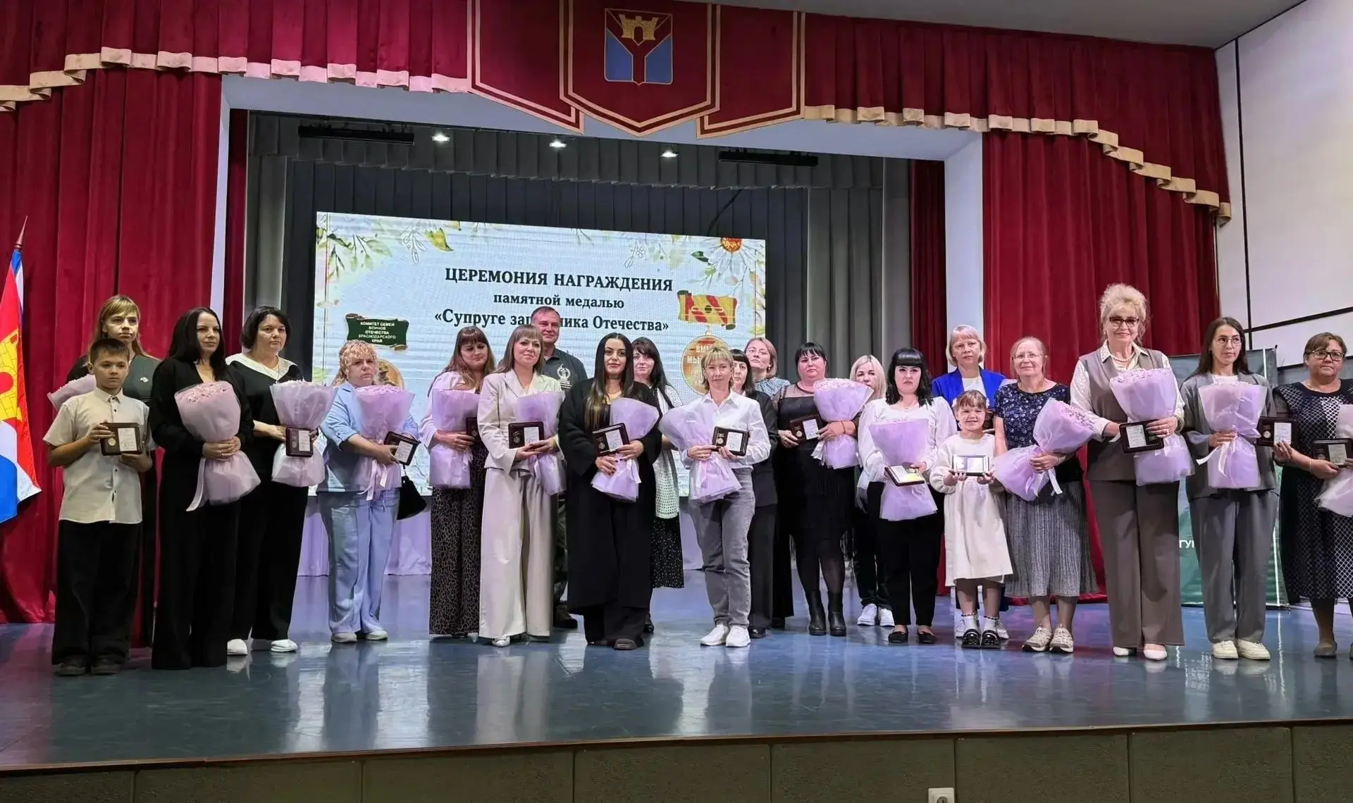 Медали, слова благодарности и концерт