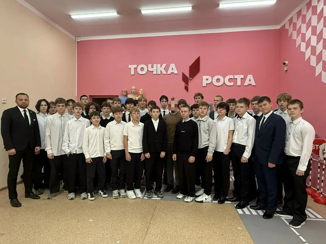 🇷🇺 Выпускник школы №3 Мамадыша рассказал старшеклассникам о службе в пограничном инст...