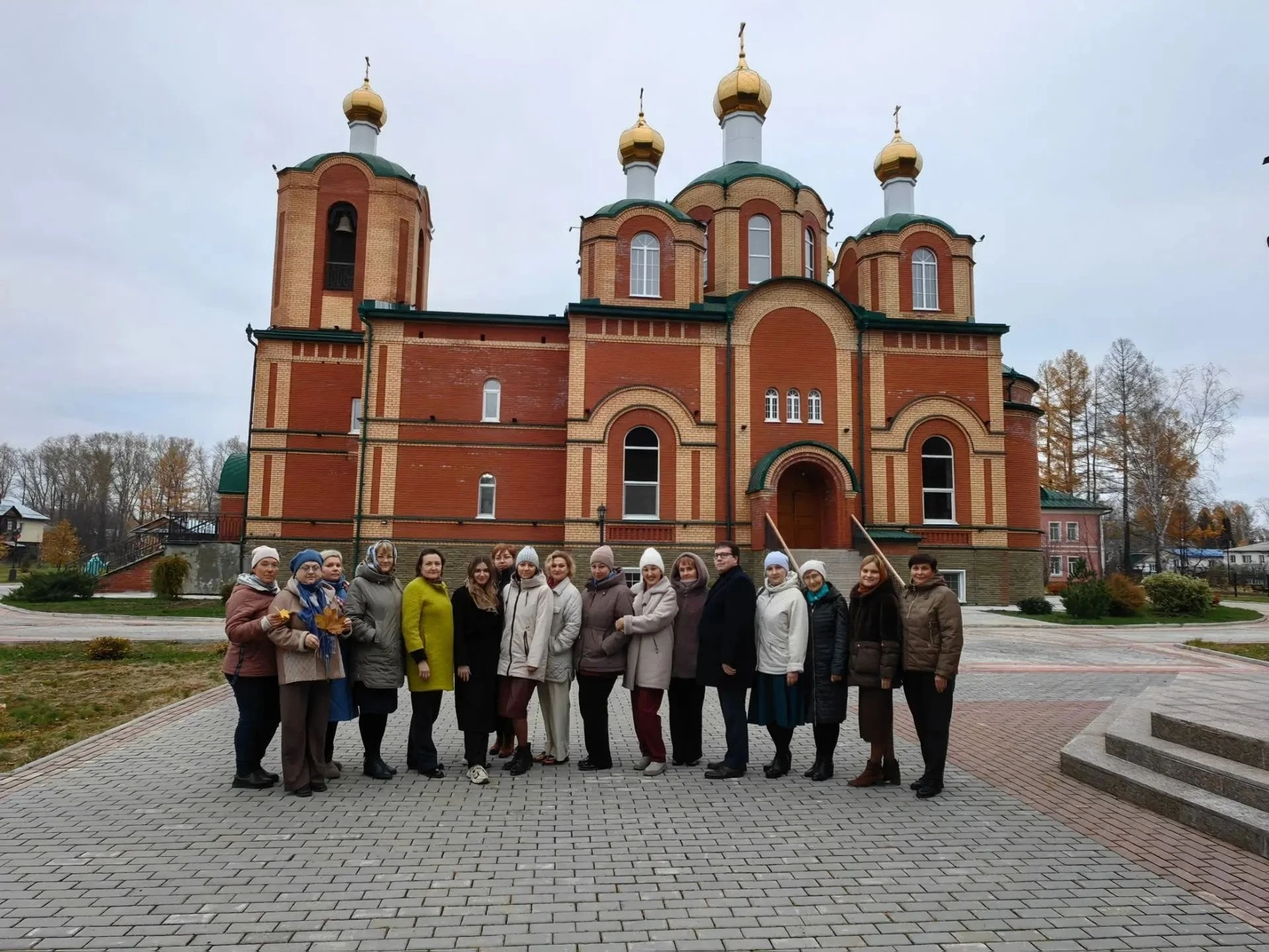 15 октября школьный библиотекарь Василенко Л.А., советник по воспитанию Королева К.Г. и...