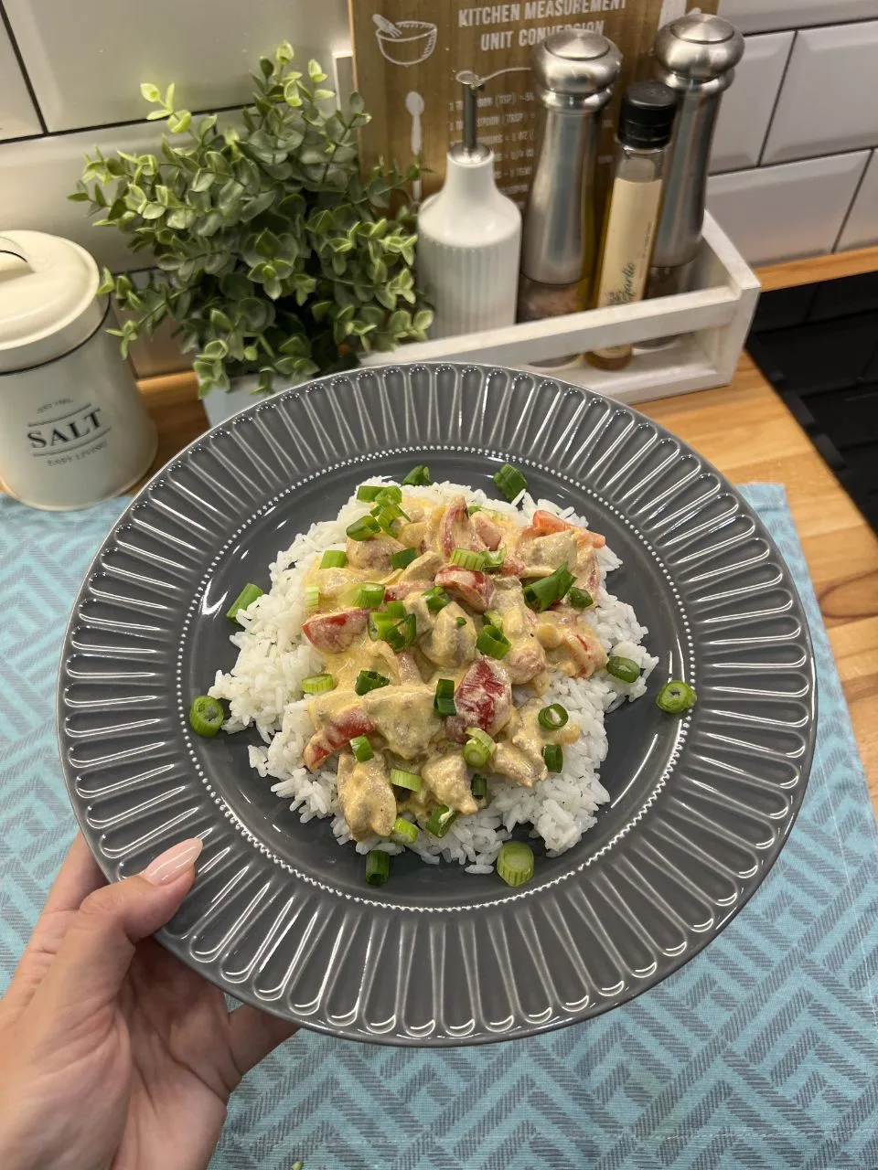 Вот такой сегодня ужин: рис и индейка с овощами в соусе Том ям🥘 Сверху посыпала зелены...