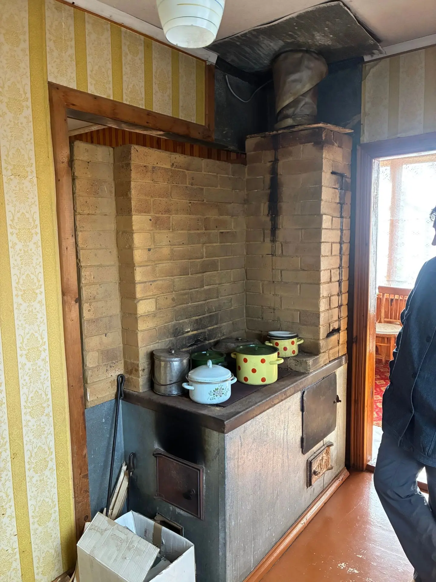 Пятница 16 октября. Нужно разобрать кирпичную печь и вытащить кирпичи на улицу и сложит...