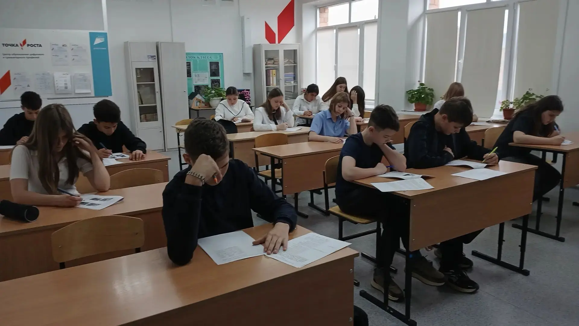 Сегодня в школе проходит Всероссийская олимпиада школьников по литературе. Это событие,...