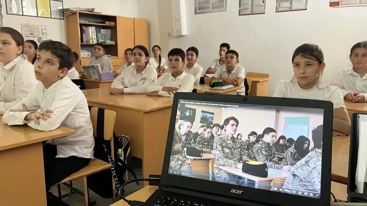 В 6  классе прошёл показ фильмов из цикла «Герои нашего времени, истории, которые нас о...