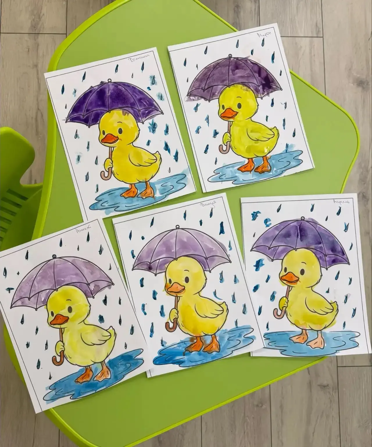 А у малышей - группа детей 3 года- утенок прячется от дождика ☔️