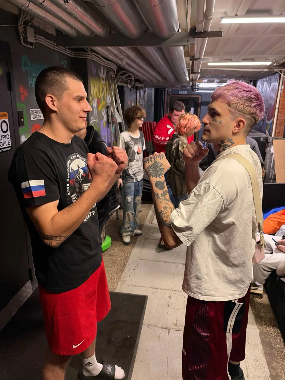 twitch.tv/anarabdullaev бой начинается по правилам кик боксинга ставьте баллы