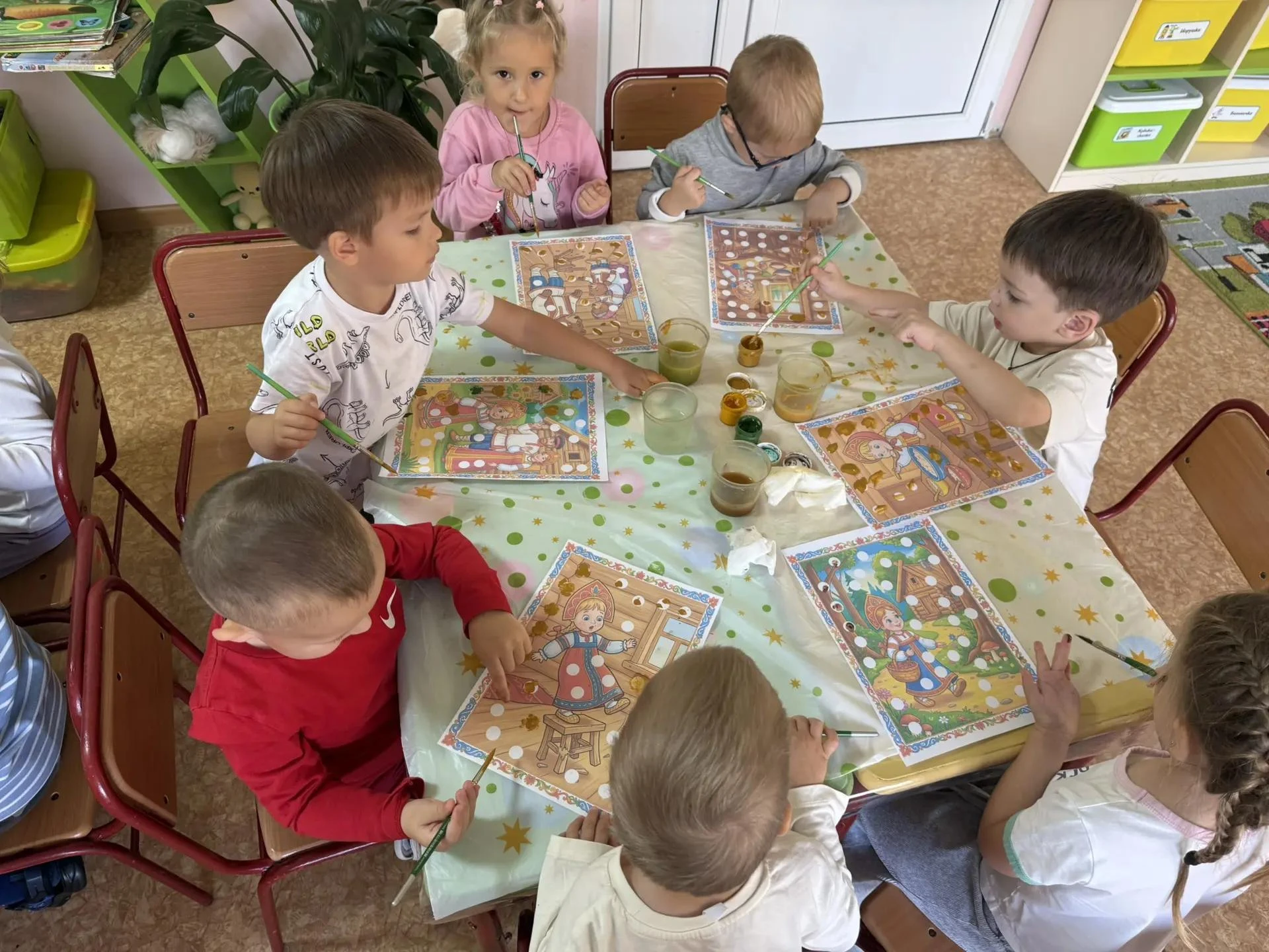 Сегодня, в рамках Всероссийского дня чтения, наши маленькие почемучки из второй младшей...