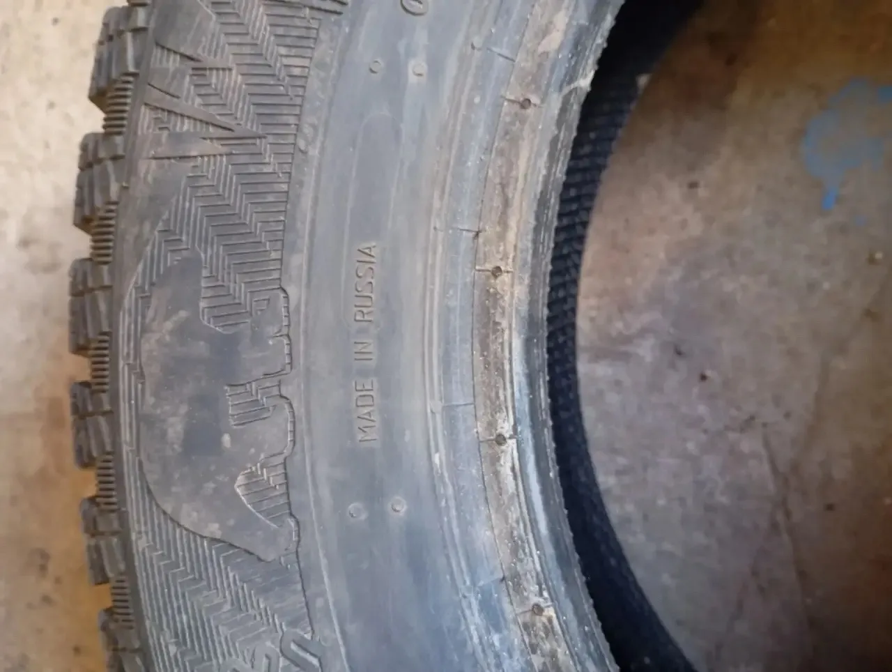 Продам к-кт зимней резины, 205/65 R16. Без порезов и проколов. Глубина протектора 5-7 мм.