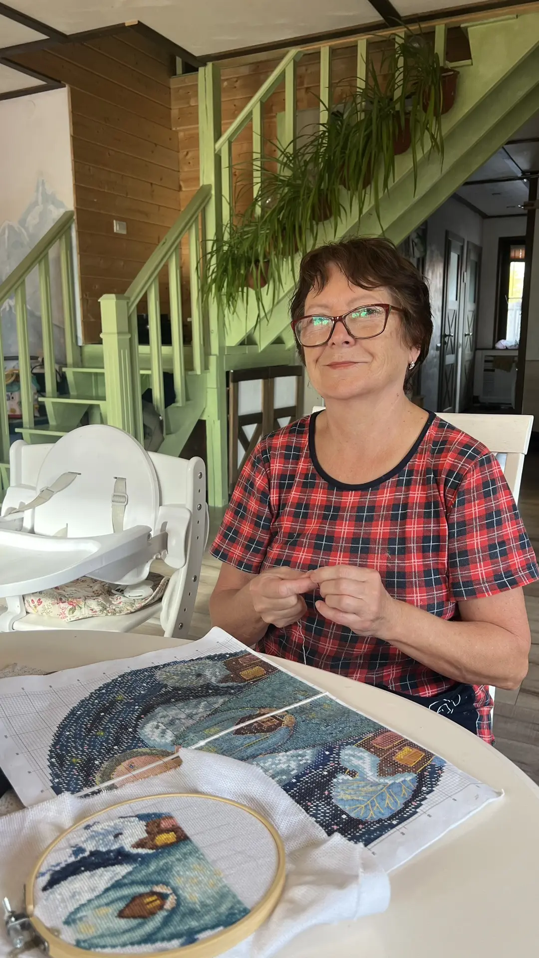 Тишина, мама вышивает Ангела Дома. Вообще это моя вышивка, но я не успеваю никак, перед...