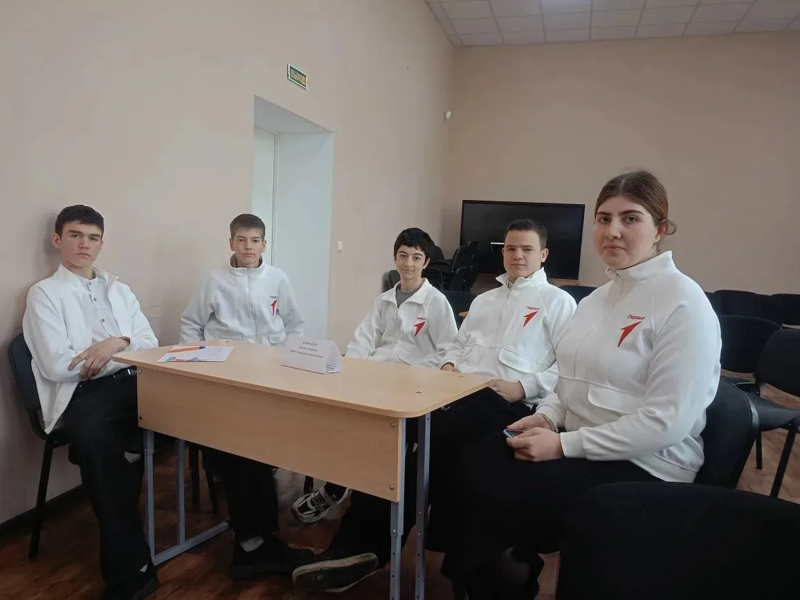 🇷🇺Сегодня в рамках проекта "Флагманы Возможностей" активисты Движения Первых  лицея п...