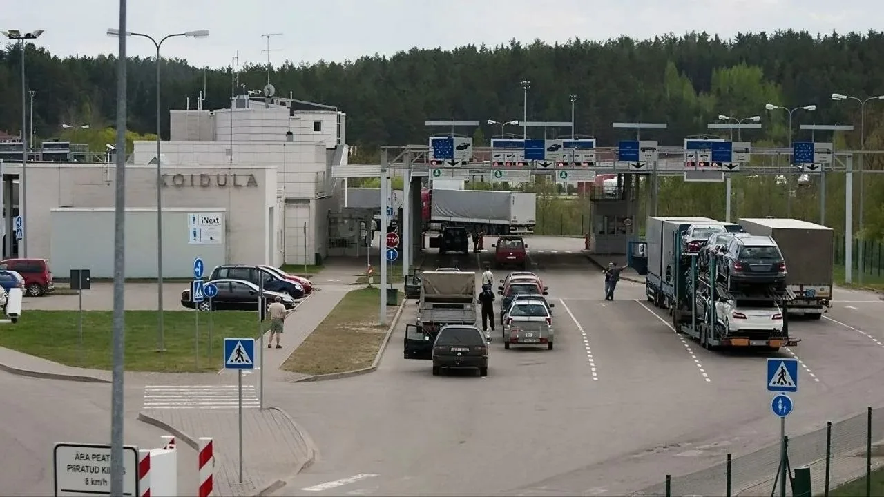 🇷🇺🇪🇪Эстонец, которого отказались выпускать из страны, перелез через ворота КПП "Кой...
