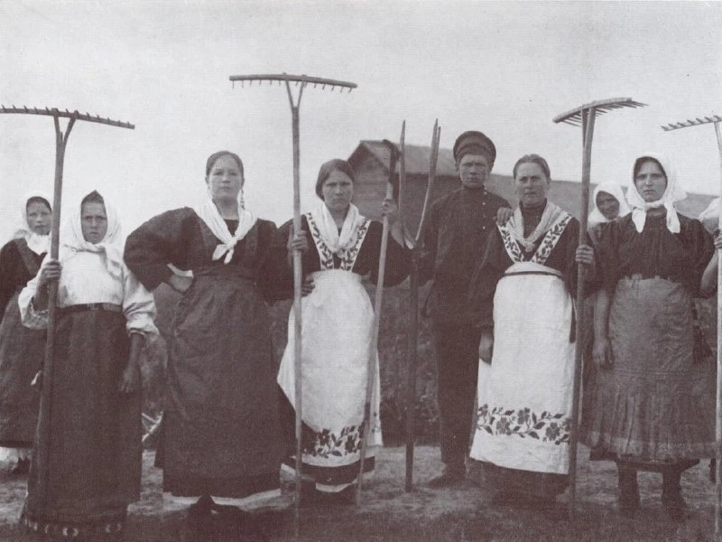 Крестьяне собираются на сенокос, Ярославская губерния. 1915 г.