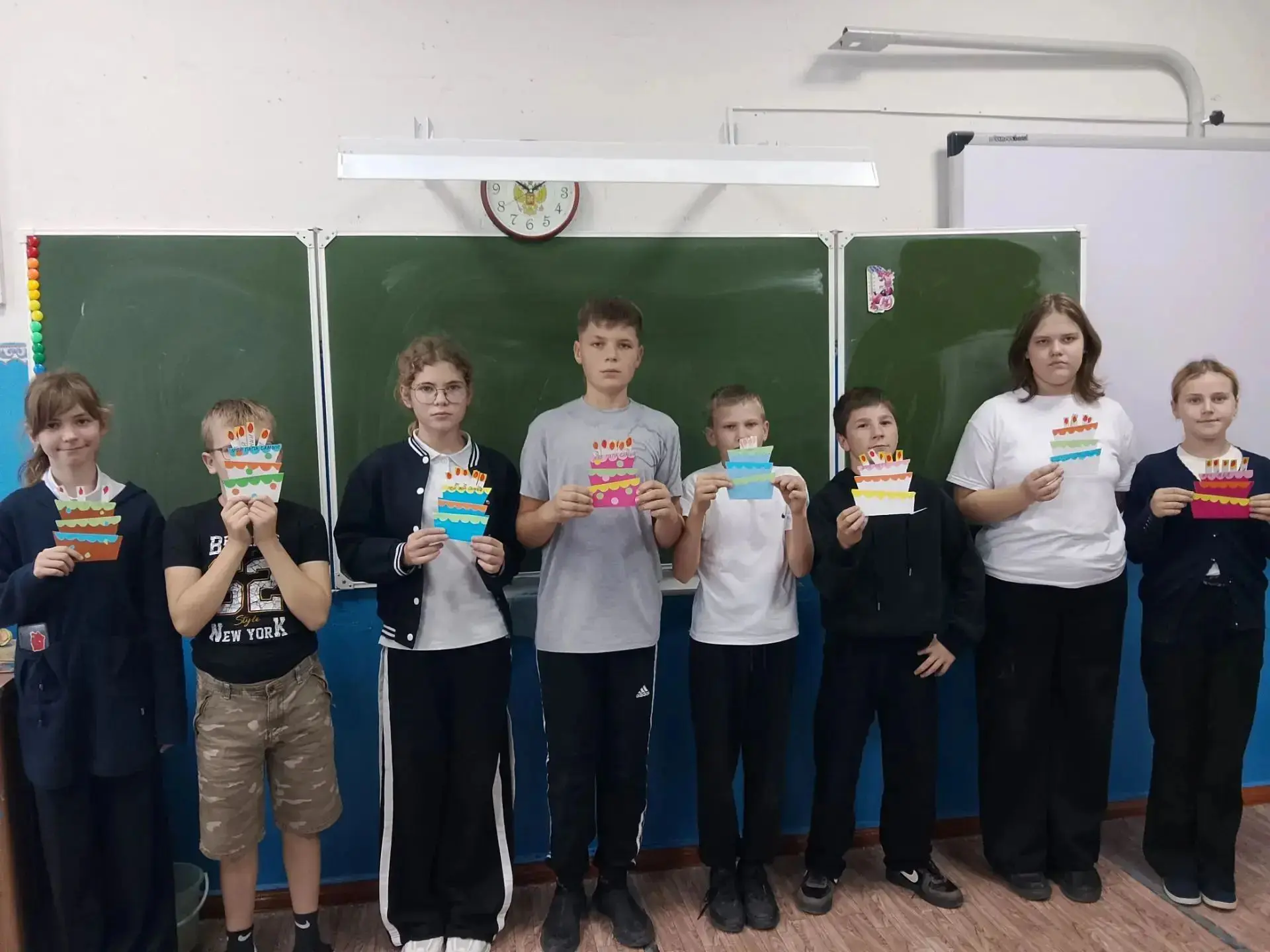 Учащиеся 6 класса сделали открытки-поделки в виде праздничного торта ко Дню отца, на ко...