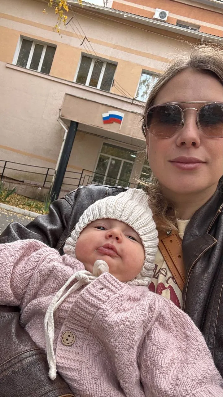 Пора и паспорт получать, таким серьезным мадамочкам😃
