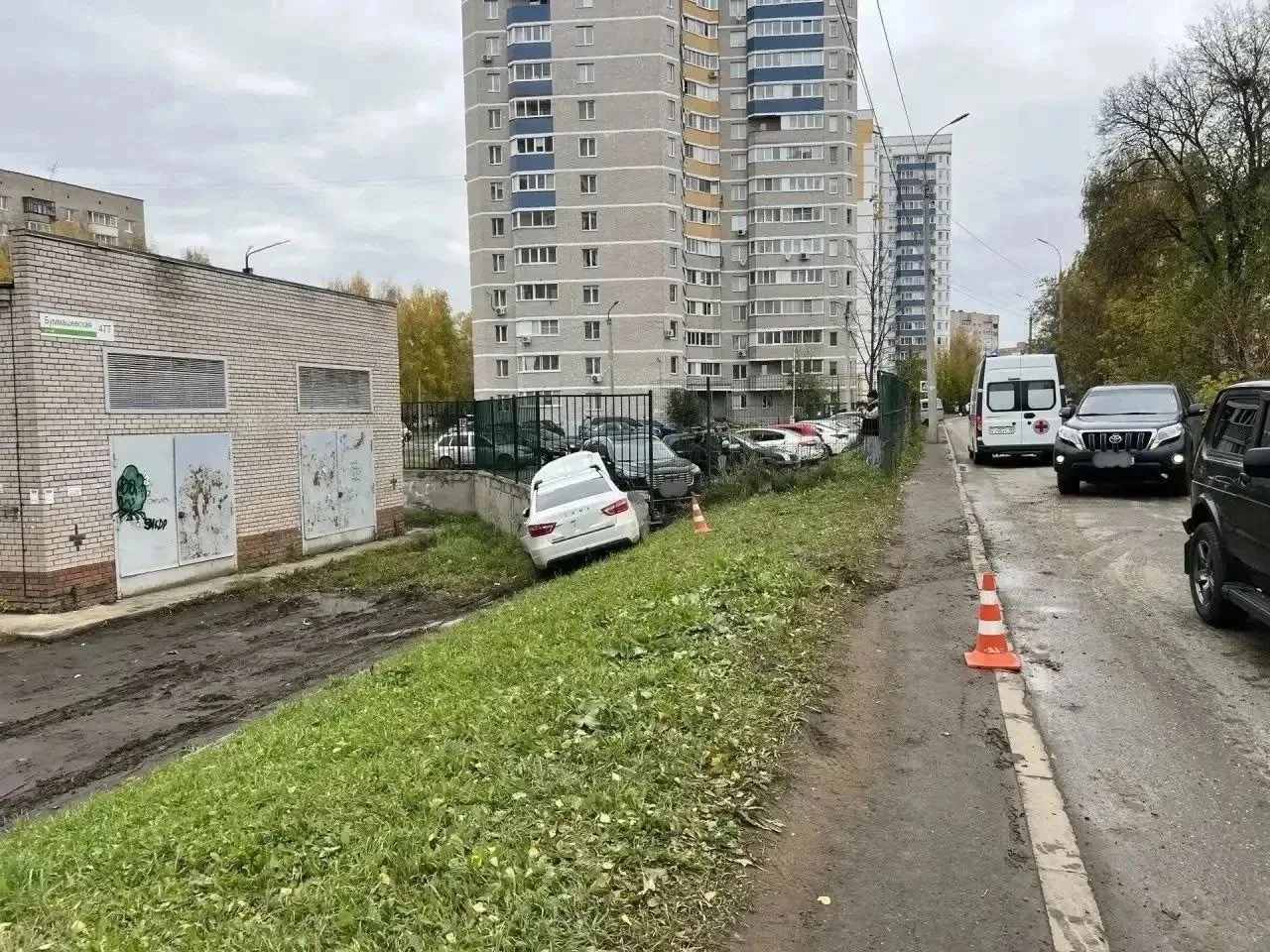 🚗 ДТП на Буммашевской: нетрезвая водительница врезалась в ограждение