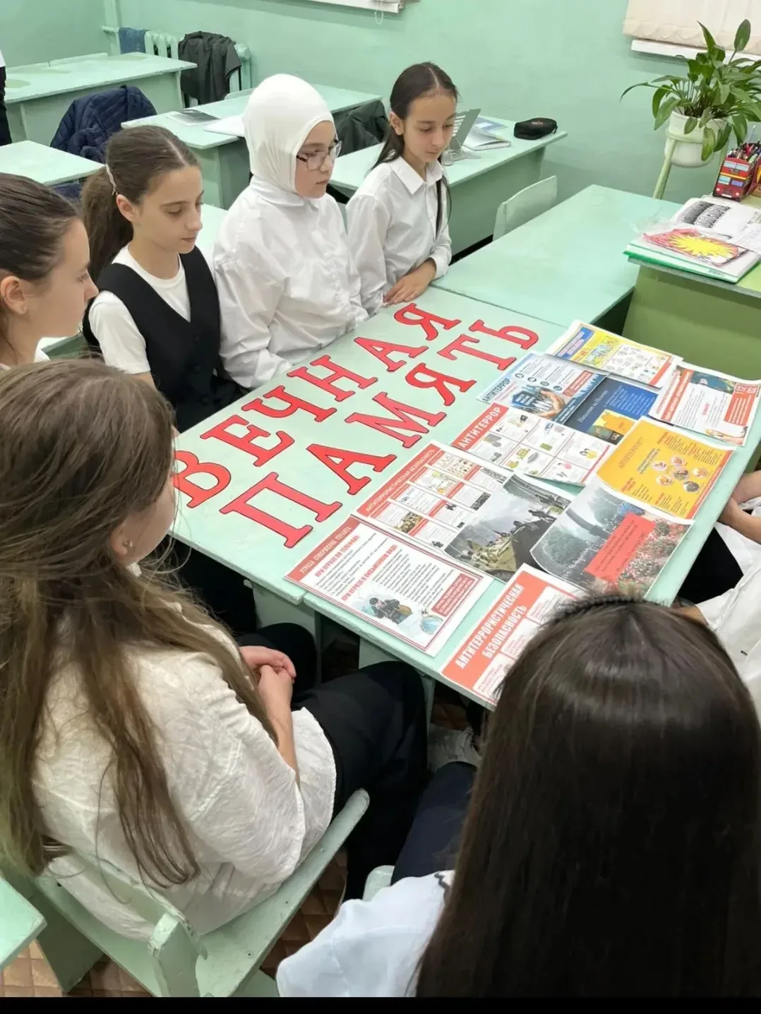 Классный час в 6 "В" классе. День памяти сотрудников правопорядка, погибших при исполне...