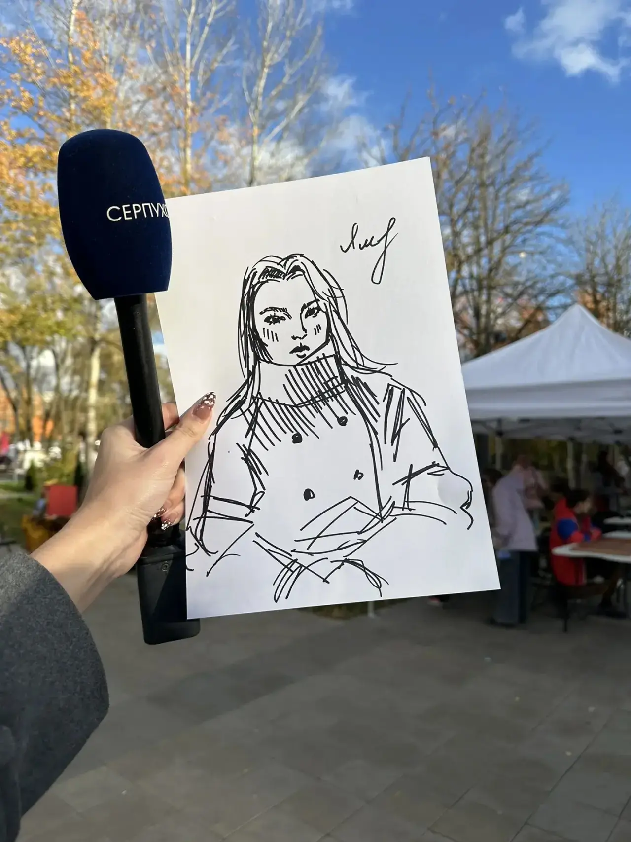 🎨 На фестивале всем желающим бесплатно рисуют портреты. Успей и ты! ✨