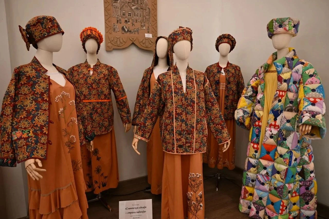 В Ярославле продолжается всероссийский фестиваль «Русский костюм» (0+). Об этом рассказ...