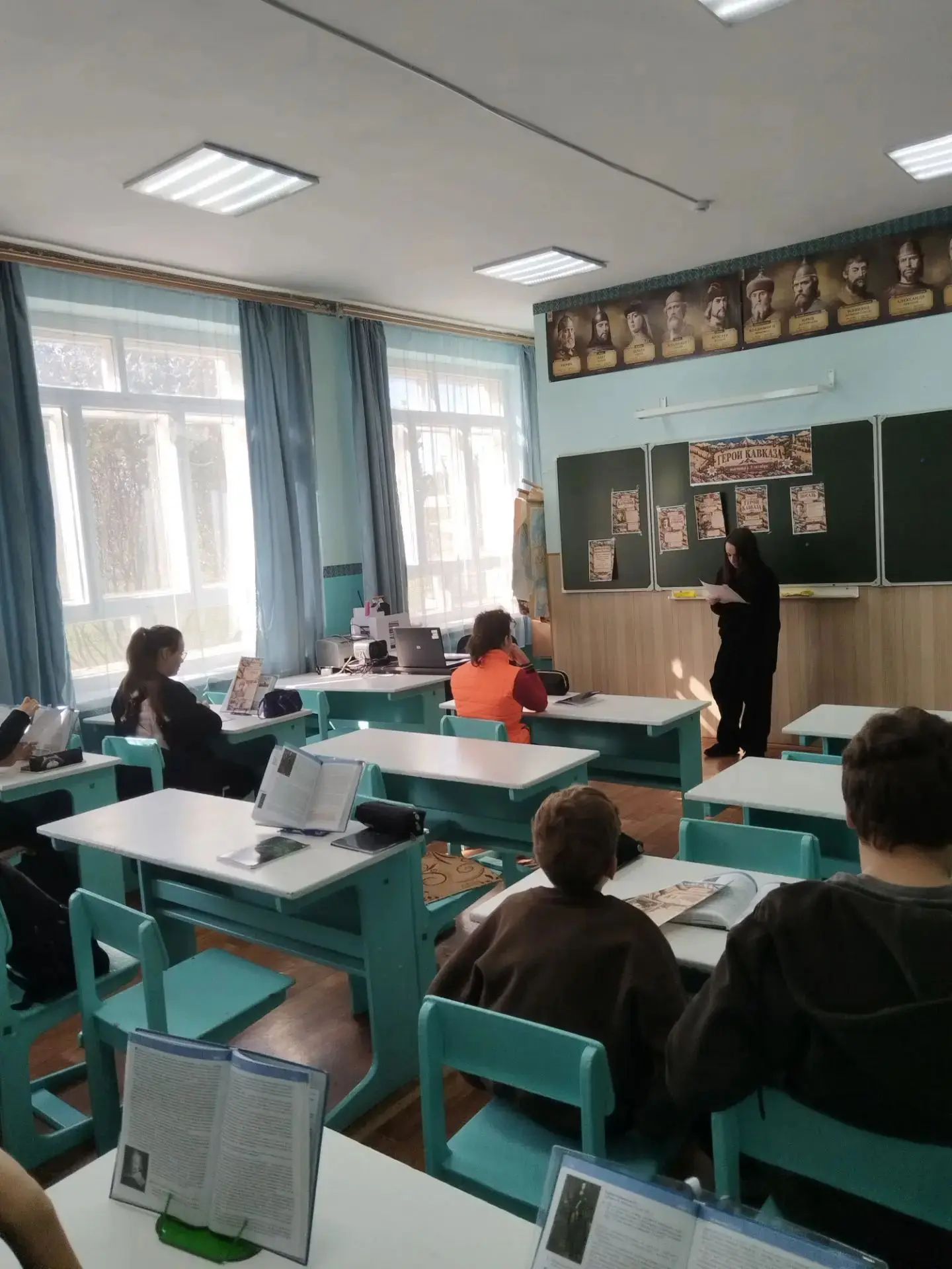 8 октября  в нашей школе  прошла выставка "Герои Кавказа" среди учащихся 6-7 классов .