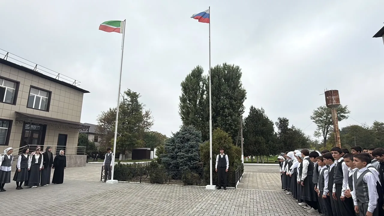 🇷🇺 В МБОУ «Наурская СОШ» прошла торжественная линейка
