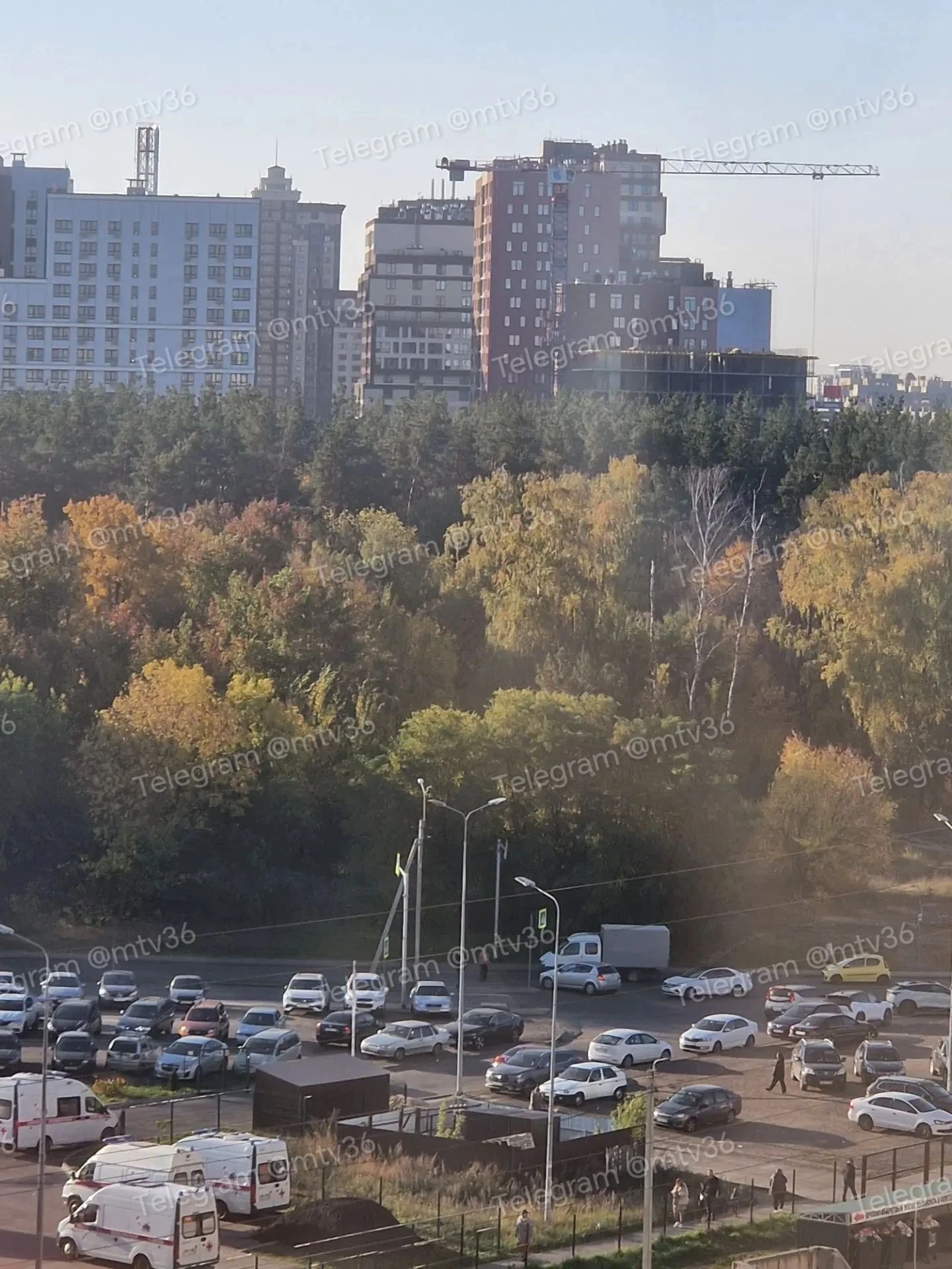 🤬 «Меня с тремя детьми чуть не сбила машина»: мега-парковка у мега-школы мега-надоела ...